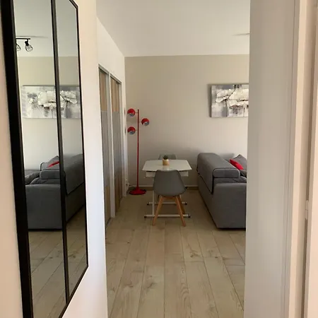 Appartamento 2 Pièces à 150 M De La